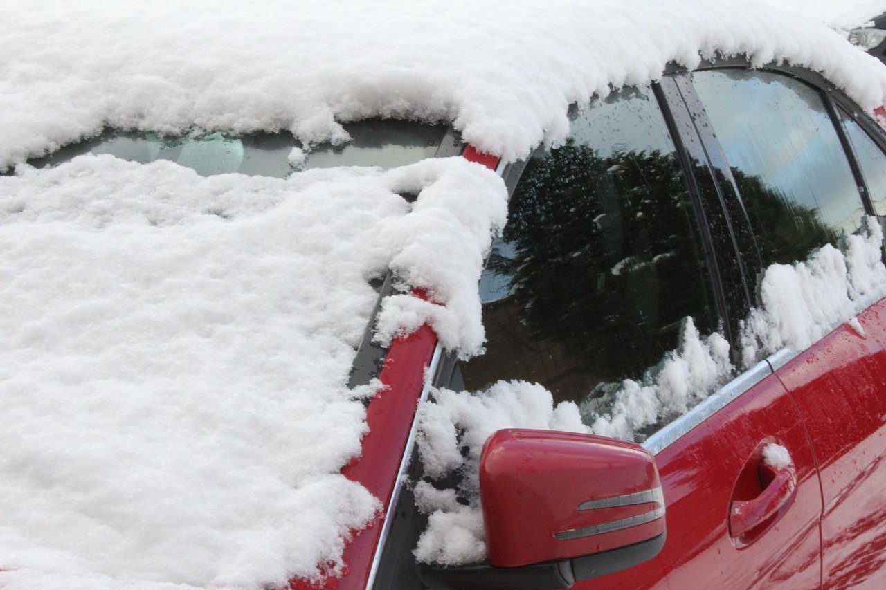 Nemáte chuť škrabať auto? Ktoré triky na zamrznuté okno fungujú najlepšie?