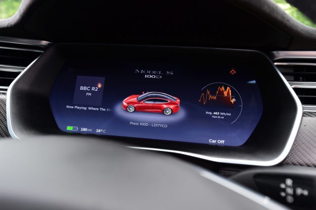 Tesla klame v udávaných dojazdoch: V praxi ju Porsche predčí