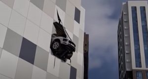Porsche Macan ostalo po zvláštnej nehode visieť z budovy
