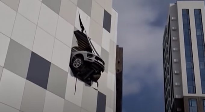 Porsche Macan ostalo po zvláštnej nehode visieť z budovy