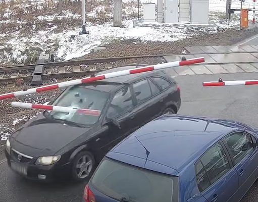 Poľský vodič sa takmer nabodol na závoru pri úteku pred políciou Poľský vodič