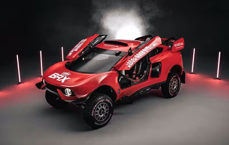 Dakarský špeciál Prodrive Hunter mieri do premávky