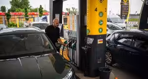 Tankovanie paliva na čerpacej stanici Slovnaft, ilustračné foto