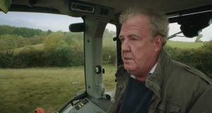 Jeremy Clarkson má novú šou. No autá vymenil za traktory...