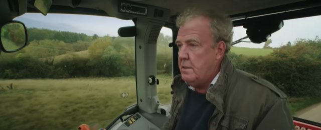 Jeremy Clarkson má novú šou. No autá vymenil za traktory...
