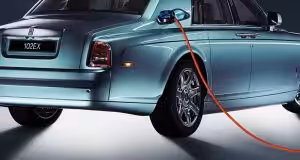 Rolls Royce elektromobil bude čoskoro realitou. Má sa volať "tichý tieň"