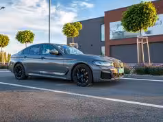 BMW môže plug-in hybridom obmedziť výkon, ak nenabíjajú