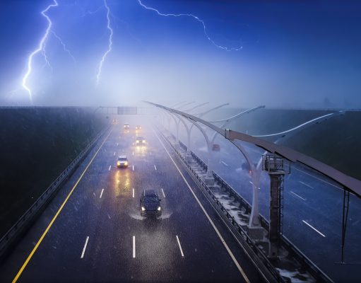 Palubná kamera zachytila úder blesku do auta