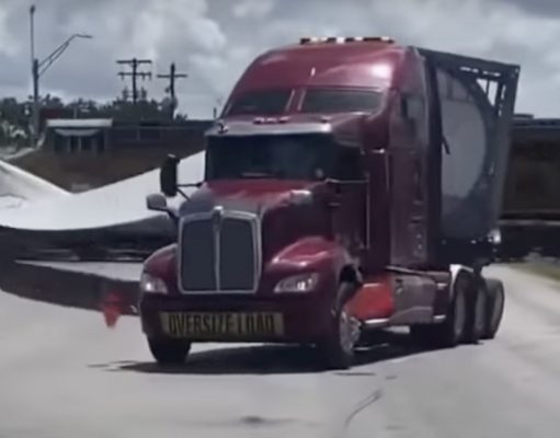 Ako dopadla zrážka vlaku s kamiónom prevážajúcim nadrozmerný náklad? Pozrite si video Kamera zachytila zrážku vlaku s kamiónom prevážajúcim nadrozmerný náklad