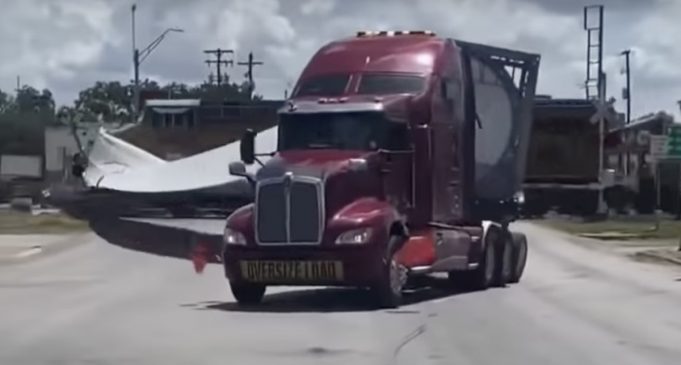 Kamera zachytila zrážku vlaku s kamiónom prevážajúcim nadrozmerný náklad