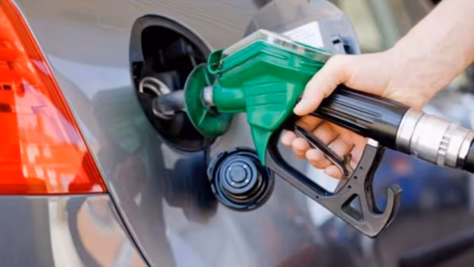 Motoristi majú stále na výber, ktorý benzín do svojho auta natankujú. Ponuka sa postupne obmedzí (ilustračné foto)