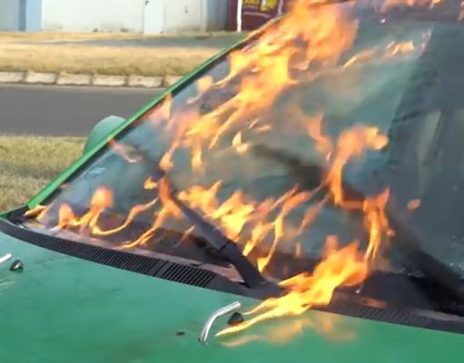 Plameňomet ako rozmrazovač? Toto sú najbizarnejšie tipy ako rozmraziť čelné sklo.