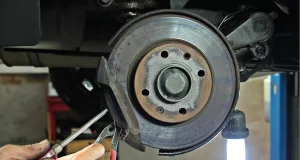 Brzdy sú v prípade elektrických vozidiel menej často využívané. Tieto autá totiž často spomaľujú motorom.
