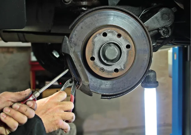 Brzdy sú v prípade elektrických vozidiel menej často využívané. Tieto autá totiž často spomaľujú motorom. Brzdy sú v prípade elektrických vozidiel menej často využívané. Tieto autá totiž často spomaľujú motorom.