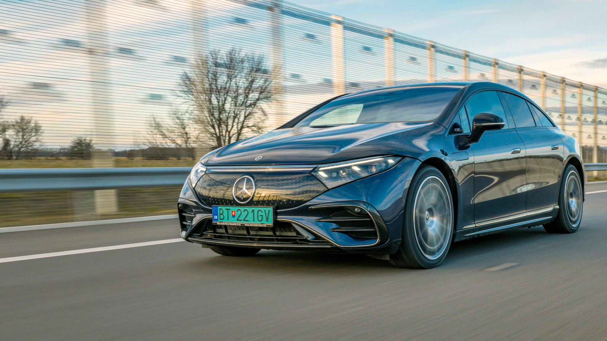 Mercedes chystá radikálnu zmenu. Vyostrí to vzťahy s BMW