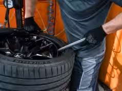 V pneuservise máte väčšiu istotu odbornej práce, než pri svojpomocnom prezúvaní