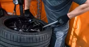 V pneuservise máte väčšiu istotu odbornej práce, než pri svojpomocnom prezúvaní
