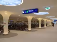 Amsterdam postavil garáž za 50 miliónov eur. Pre bicykle