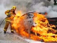 V garáži sa vznietil nemecký elektromobil s čínskymi batériami, zhorelo 140 áut