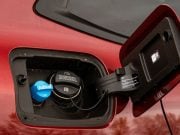 4 krajiny, 1300 km a spotreba 5 l/100 km. Toto prehliadané auto je perfektné na dlhé cesty viečko palivovej nádrže na vozidle BMW 420d Gran Coupe