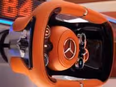 Okrúhly volant to má nahnuté. Mercedes a Peugeot koketujú s “obdĺžnikmi”