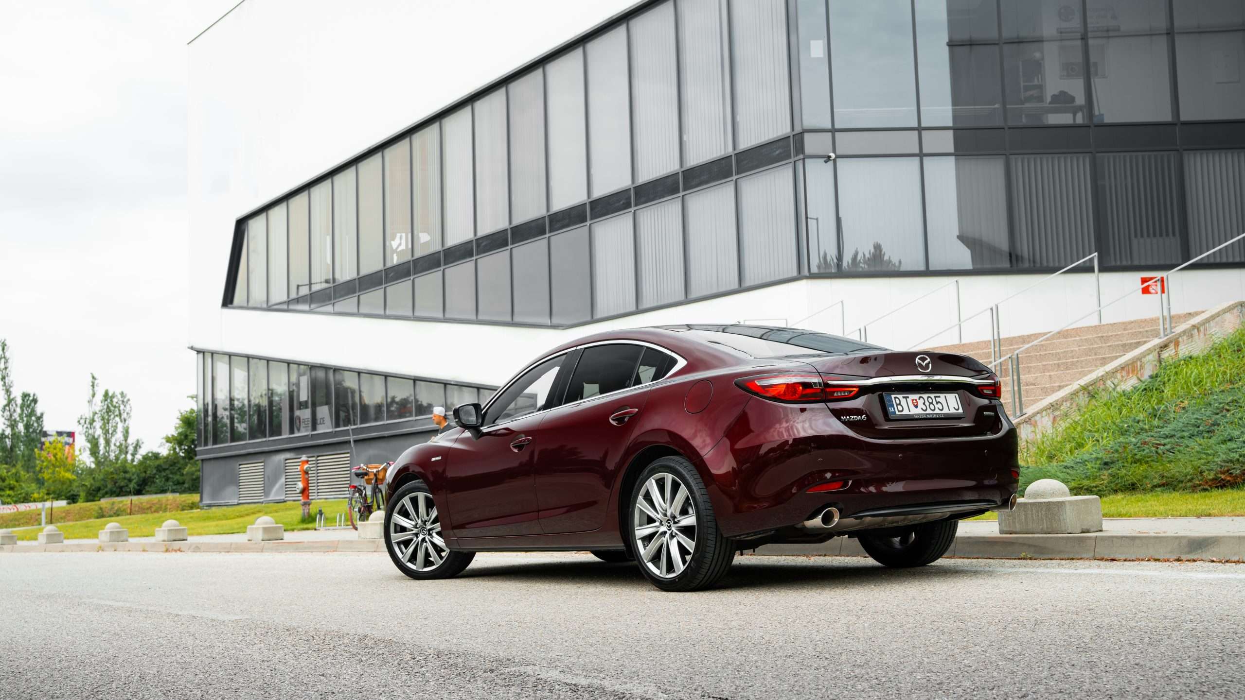Mazda 6 sedan pohľad zozadu