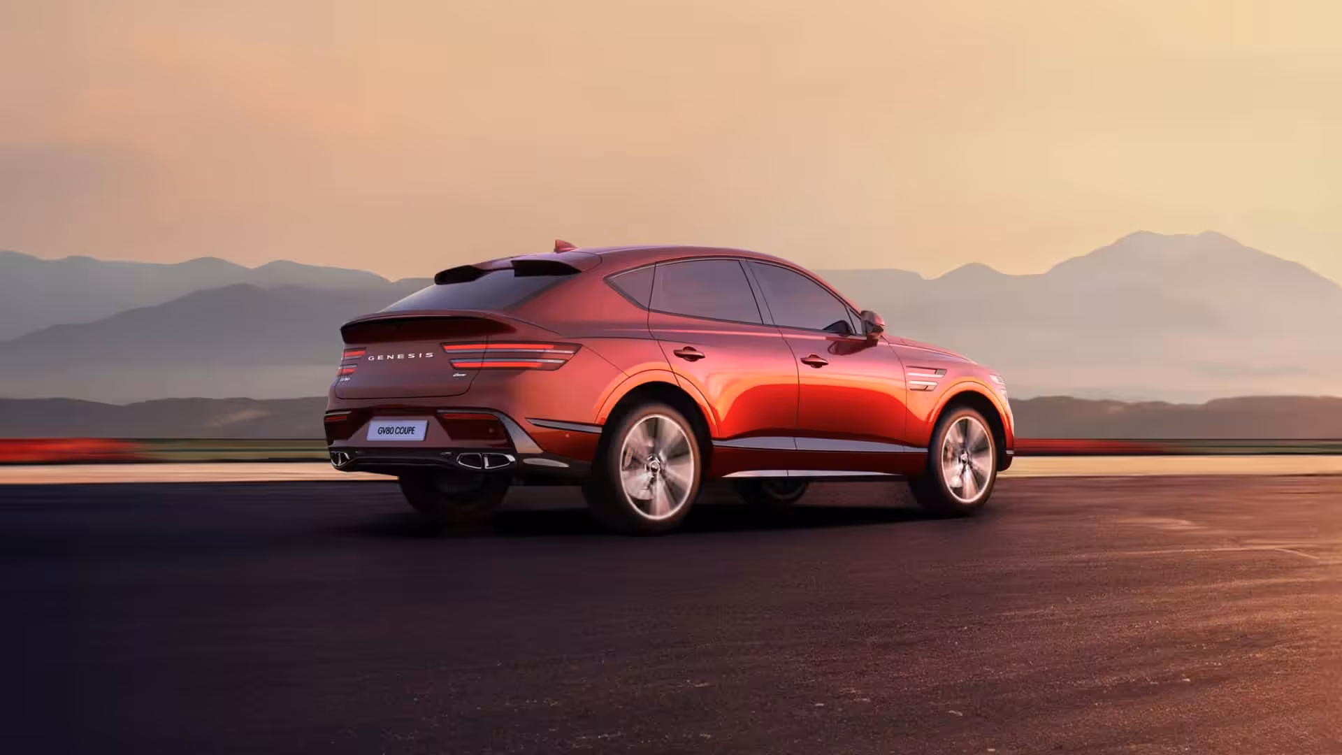 Genesis GV80 Coupe na ceste, v pozadí hory
