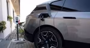 Nabíjanie elektromobilu na domácom wallboxe, ilustračná fotografia (Foto: ZSE)