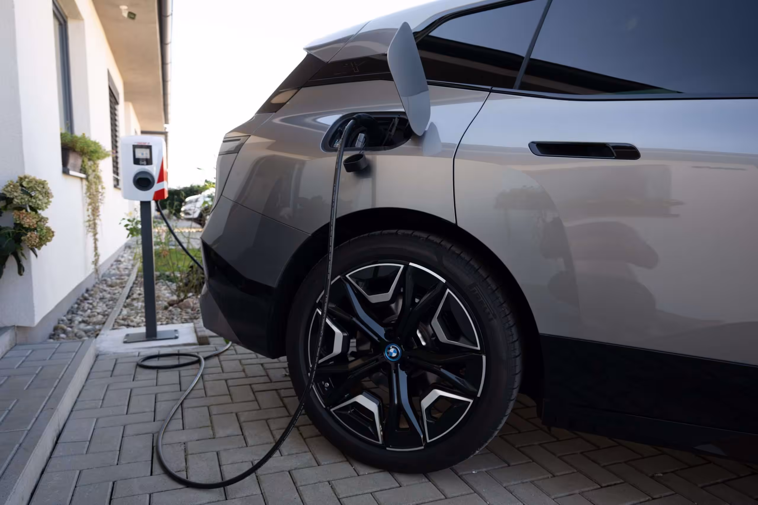 Nabíjanie elektromobilu na domácom wallboxe, ilustračná fotografia (Foto: ZSE)