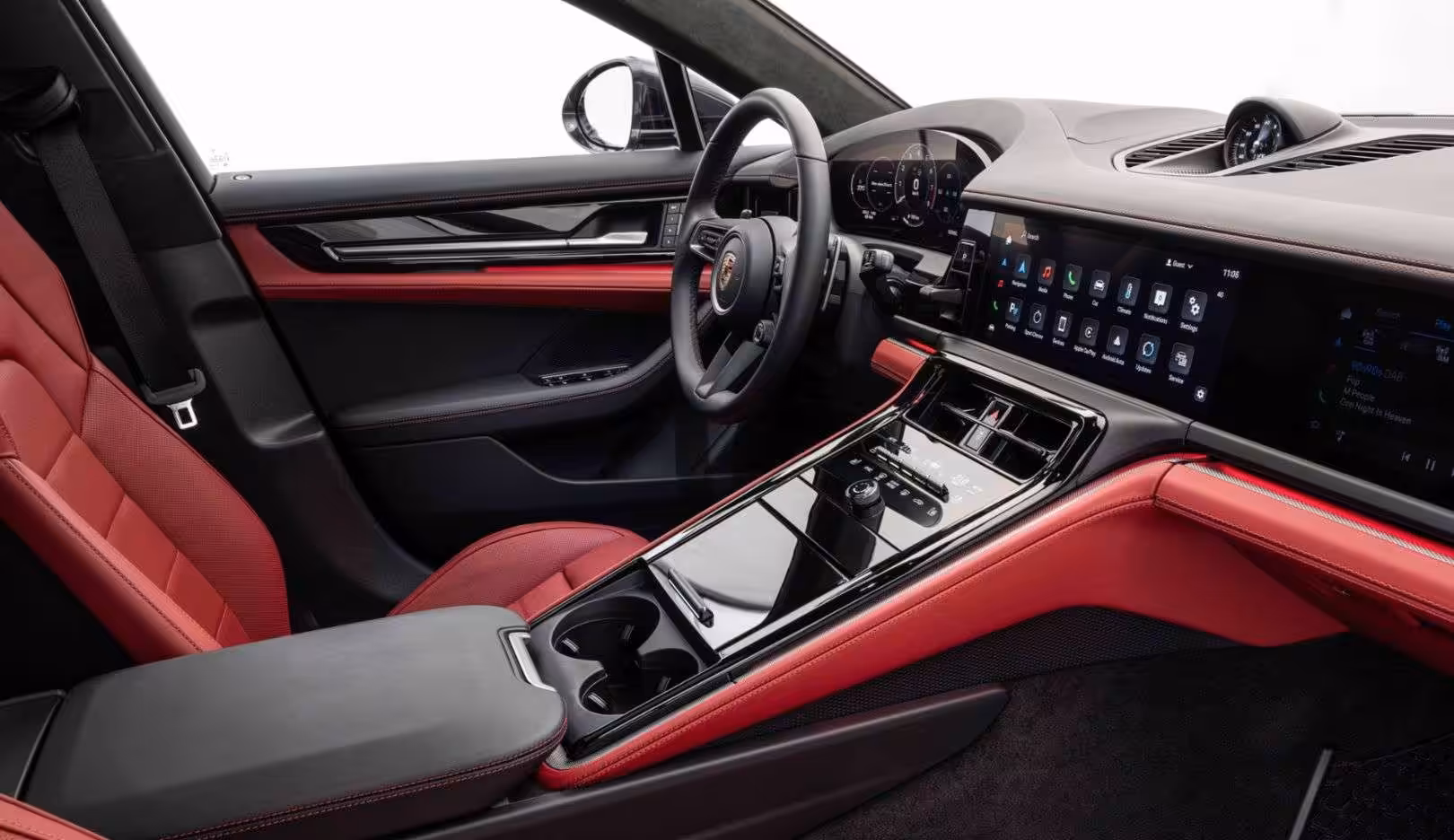 Porsche interiér s palubnou doskou a volantom