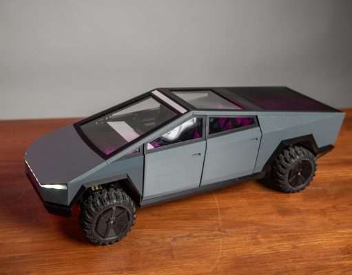 Precízna skladačka Cybertrucku poteší všetky “veľké deti”