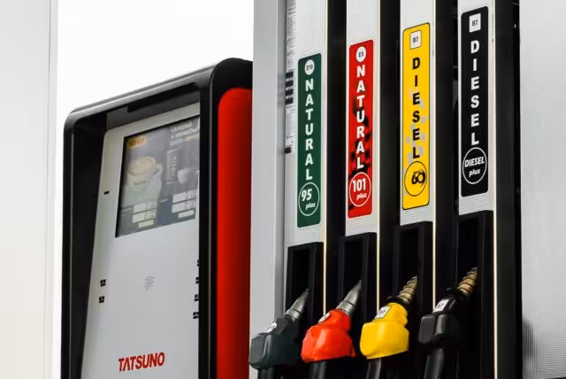 stojany s pohonnými hmotami na čerpacej stanici TANKER