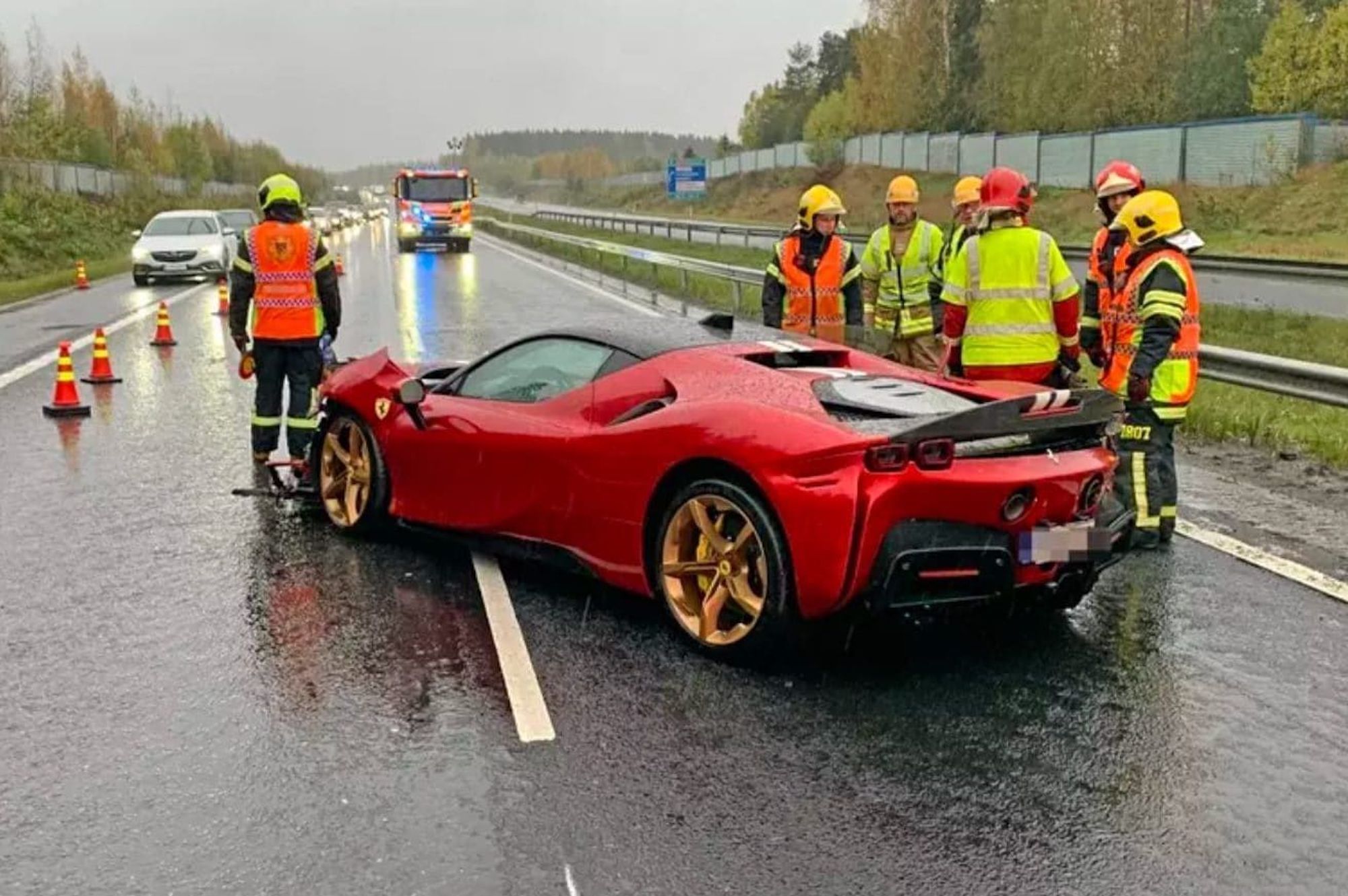 Ferrari SF90 Stradale po nehode na diaľnici