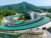 Muž si pri dome postavil 3,5-kilometrový pretekársky okruh