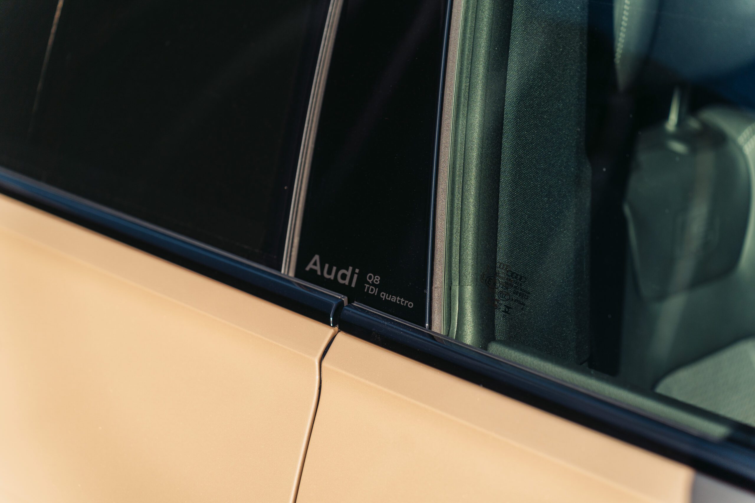 Audi Q8 B-stĺpik
