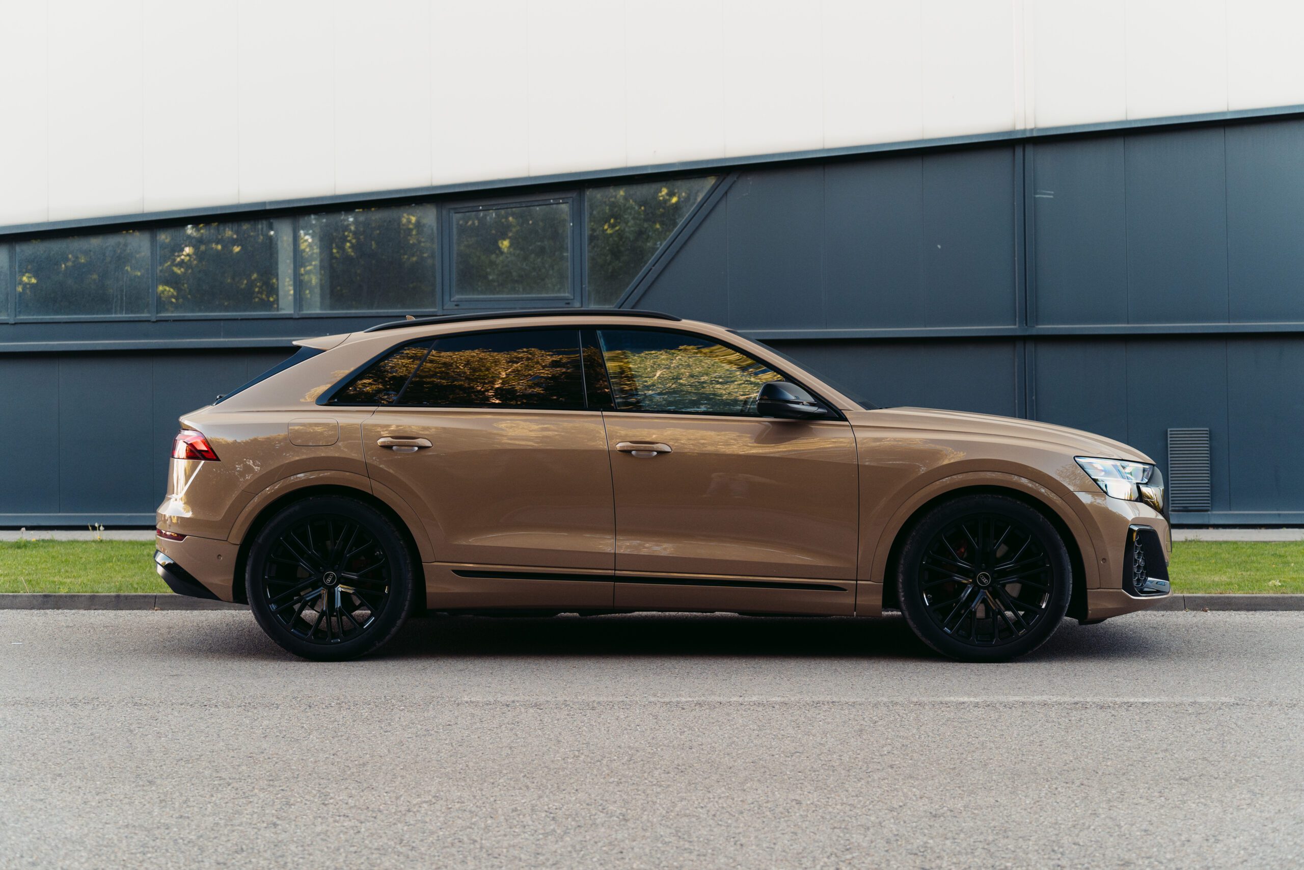 Audi Q8 bočný profil