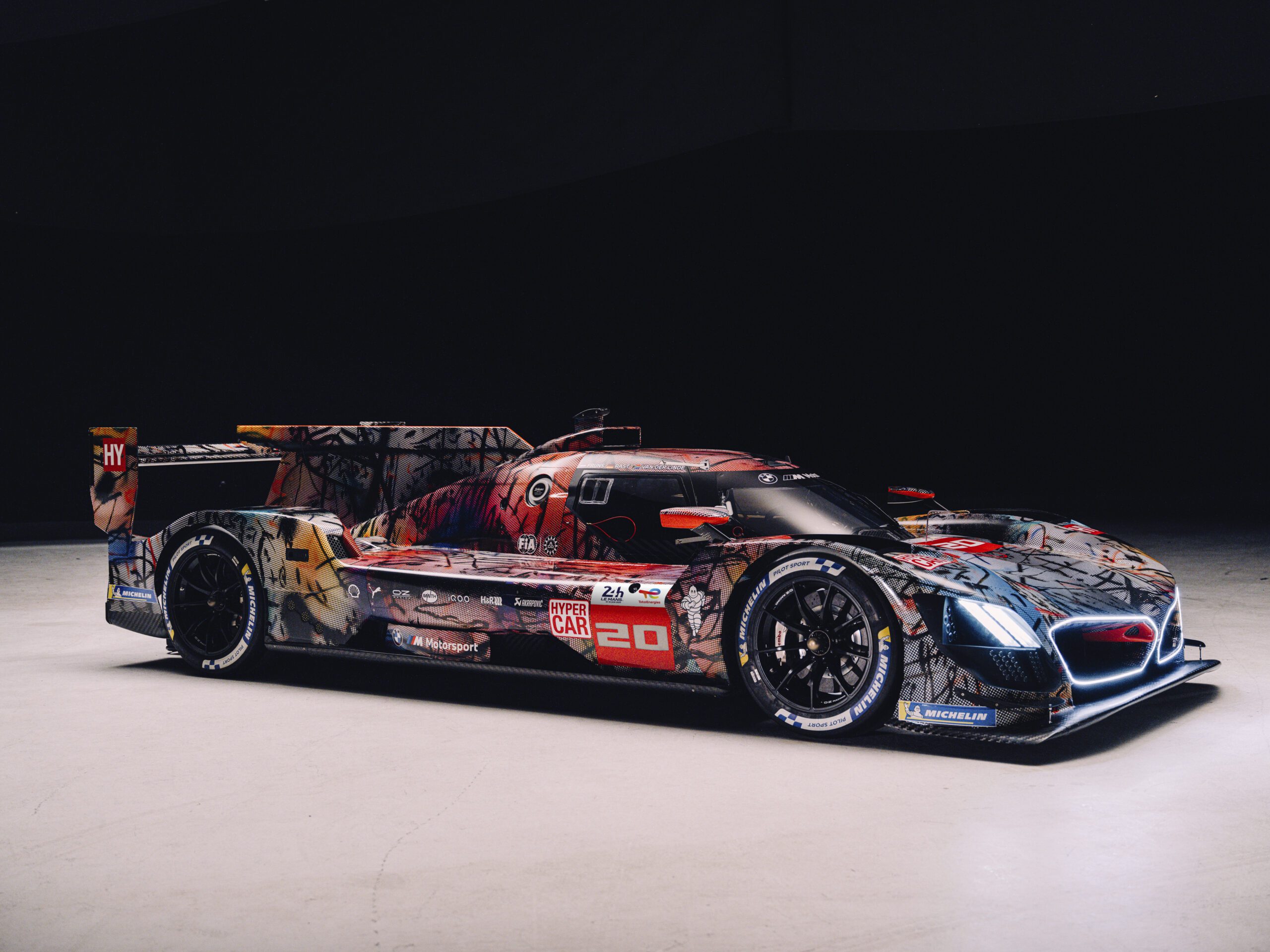 BMW M Hybrid V8 × Julie Mehretu (foto: BMW)