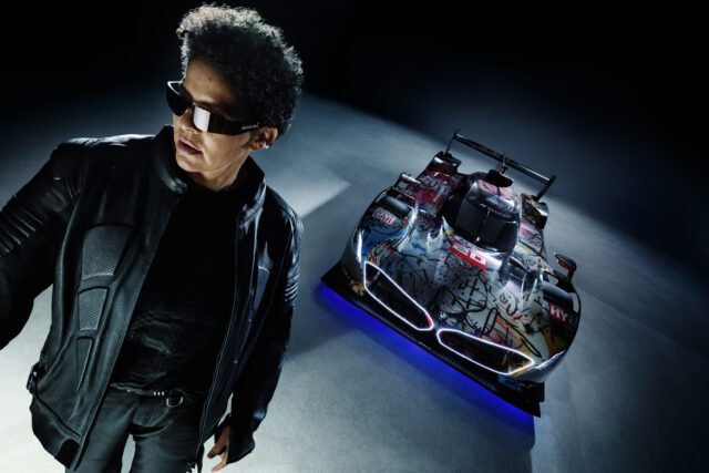 BMW M Hybrid V8 × Julie Mehretu (foto: BMW)