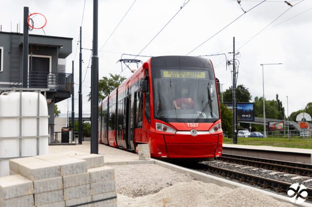 Električka na Zlatých pieskoch v Bratislave (foto: DPB)