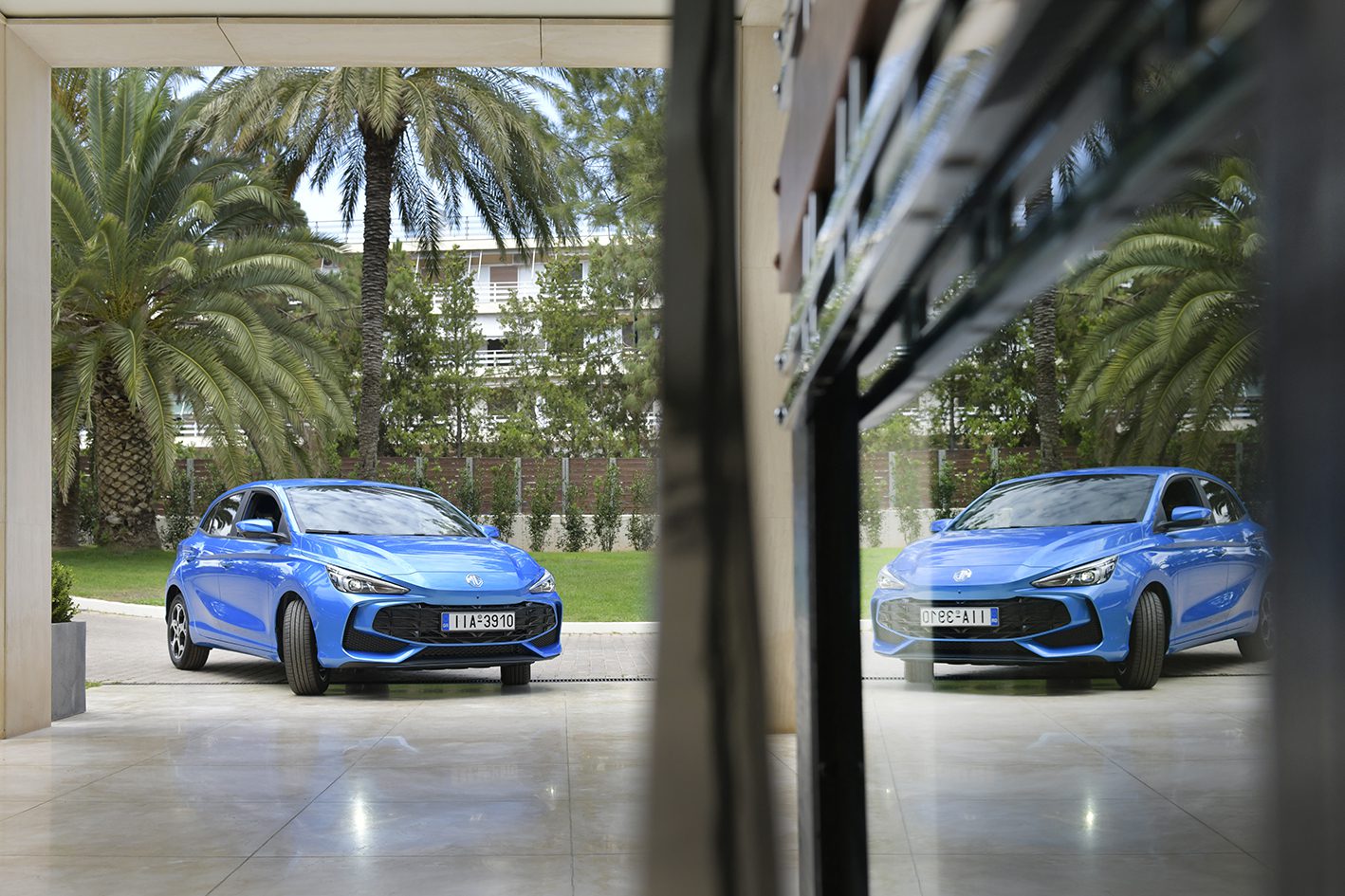 Predvolene jazdí na elektrinu, až dodatočne zapája benzínový motor (foto: MG3 Hybrid+)