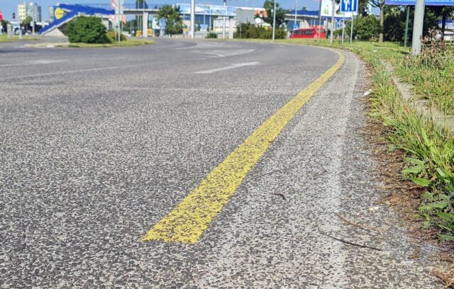 Pozdĺžna súvislá žltá čiara (foto: startstop.sk, Erik Stríž)