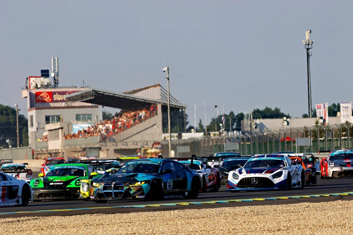 pretekárske autá triedy GT3 na okruhu SLOVAKIA RING