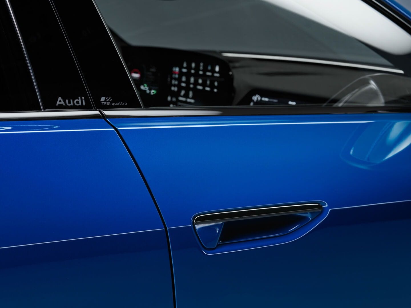 Zapustené kľučky dverí s praktickým priestorom na uchopenie zospodu