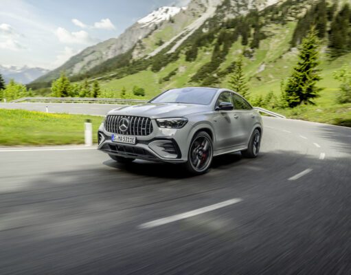 Za volantom Mercedesu AMG GLE 53 Hybrid. Šoférovi dá zabrať