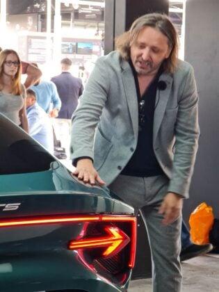 Jozef Kabaň poukazuje na detaily kupé MG Cyber GTS, ktoré malo premiéru na Festivale rýchlosti v Goodwoode 2024 (foto: E. Stríž)
