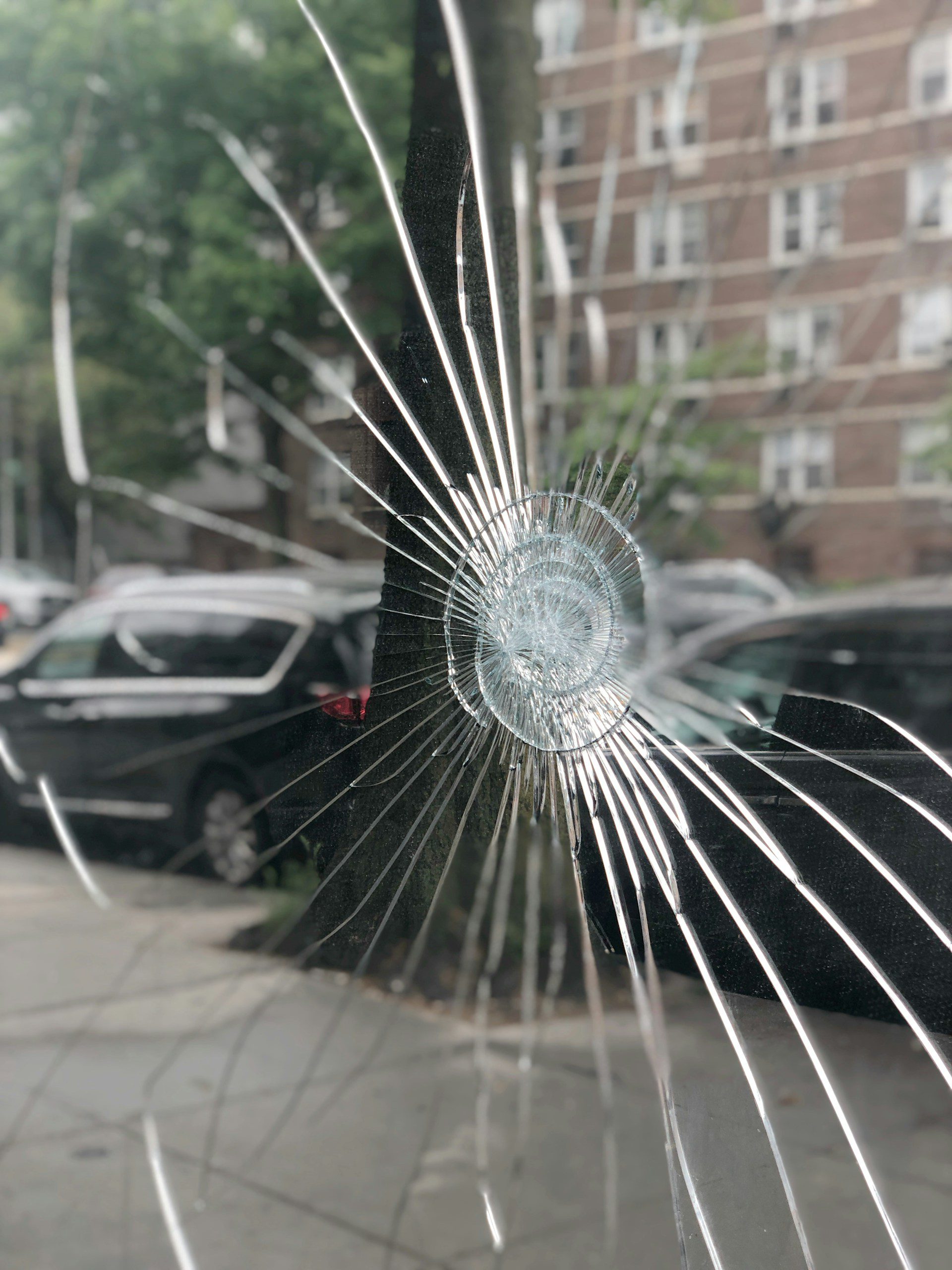 Prasklina na skle, ilustračná fotografia (foto: Lance Grandahl @unsplash.com)