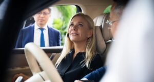 Denisa Saková na fotografiách v čínskom aute značky Huawei, ako ich zverejnila na svojom Facebooku
