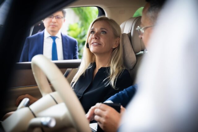 Denisa Saková na fotografiách v čínskom aute značky Huawei, ako ich zverejnila na svojom Facebooku