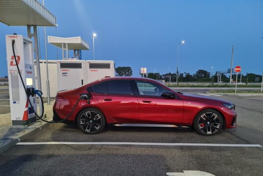 Nabíjanie elektromobilu BMW i5 M60 Touring
