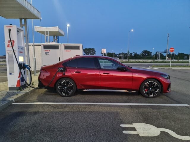 Nabíjanie elektromobilu BMW i5 M60 Touring